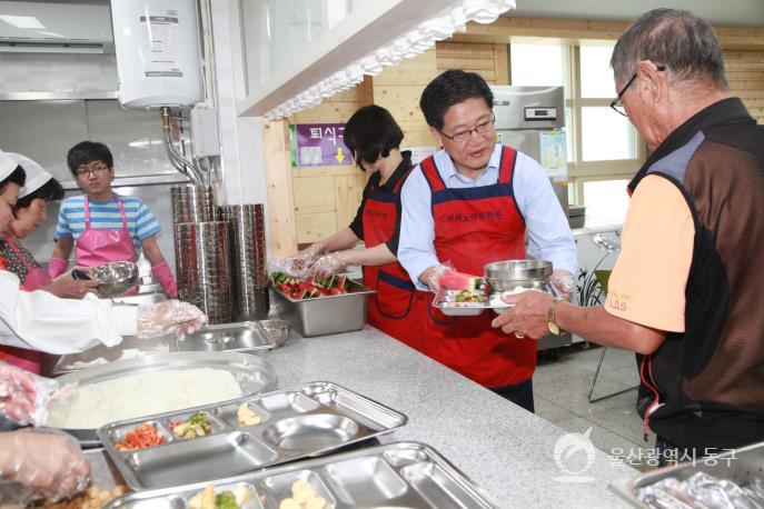 중복맞이 삼계탕 배식 봉사활동 의 사진