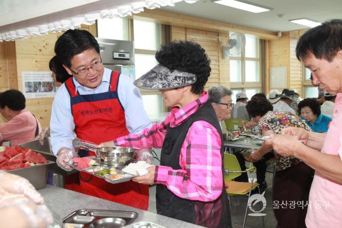 중복맞이 삼계탕 배식 봉사활동 의 사진