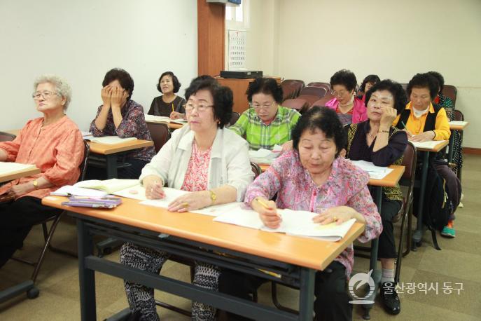 동구노인회관 방문 의 사진