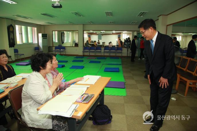 동구노인회관 방문 의 사진