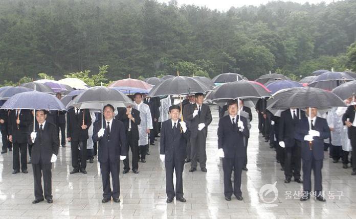 현충탑 참배 의 사진