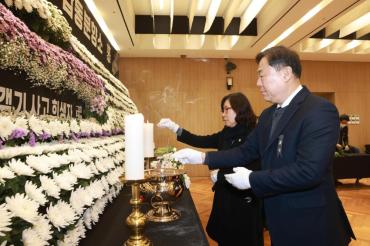 제주항공 여객기 희생자 합동분향소 참배의 사진