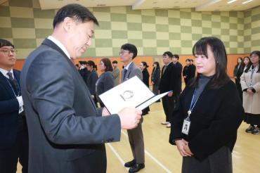 임용장 수여식의 사진