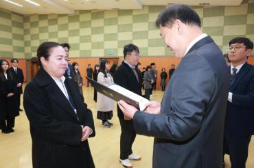 임용장 수여식의 사진