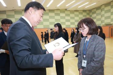 임용장 수여식의 사진