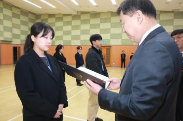 임용장 수여식의 사진