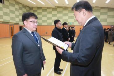 임용장 수여식의 사진