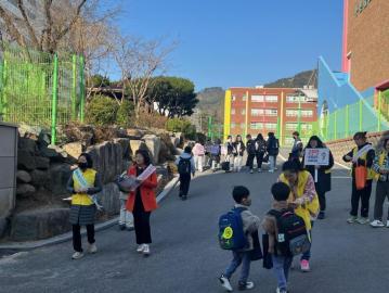 남목3동 아동여성안전지킴이회 캠페인의 사진