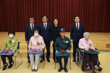 동구 어버이날 합동 기념식의 사진