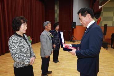 동구 어버이날 합동 기념식의 사진