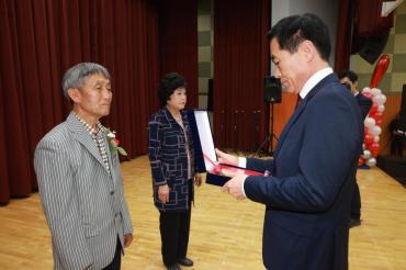 동구 어버이날 합동 기념식의 사진