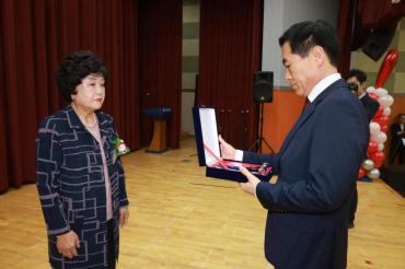 동구 어버이날 합동 기념식의 사진