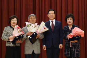 동구 어버이날 합동 기념식의 사진