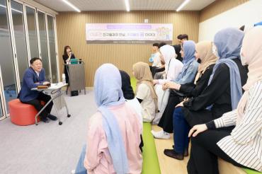구청장과 아프간 청소년과의 대화
