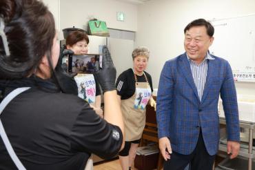 마을공동체 진격의 해녀들 어르신 음식대접의 사진