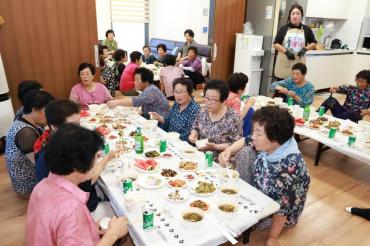 마을공동체 진격의 해녀들 어르신 음식대접의 사진