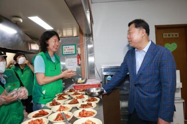 방어동 새마을회 어르신 식사대접의 사진