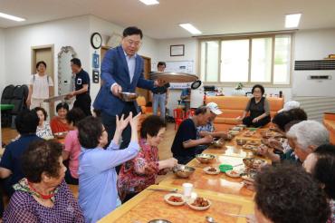 방어동 새마을회 어르신 식사대접의 사진