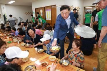방어동 새마을회 어르신 식사대접의 사진
