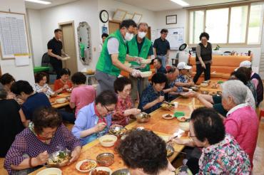 방어동 새마을회 어르신 식사대접의 사진