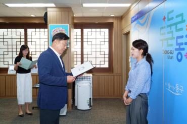 신규 공무원 임용장 수여식의 사진