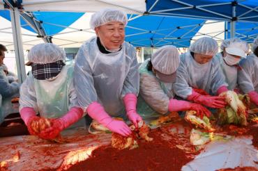 동구 새마을회 김장행사의 사진