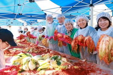 동구 새마을회 김장행사의 사진