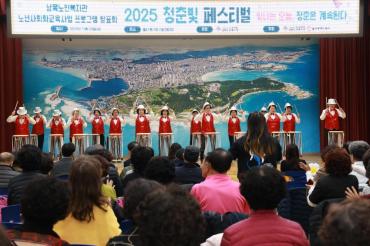 남목노인복지관 프로그램 발표회의 사진