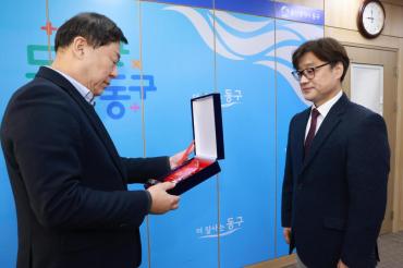 진화신경외과 성금전달의 사진