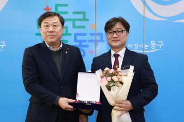 진화신경외과 성금전달의 사진