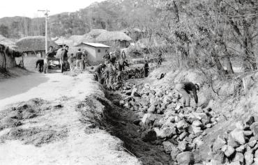 새마을운동 남목마을 안길 넓히기 사업_ 1970년대의 사진