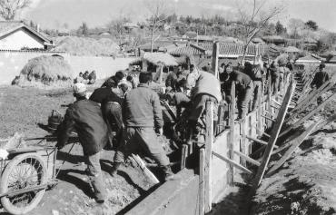 새마을운동 남목마을 안길 넓히기 사업_ 1970년대의 사진