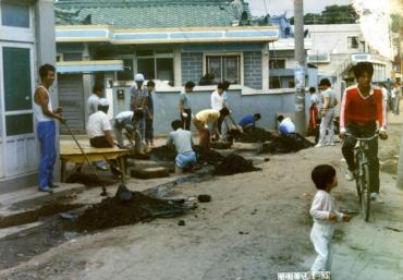 새마을운동 남목마을 안길 넓히기 사업_ 1970년대의 사진