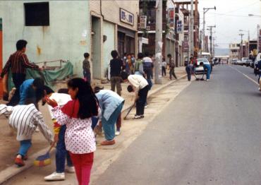 새마을운동 남목마을 안길 넓히기 사업_ 1970년대의 사진