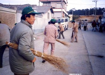 새마을운동 남목마을 안길 넓히기 사업_ 1970년대의 사진