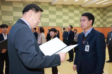 2026년 5급 이상 정기인사 임용장 수여식의 사진