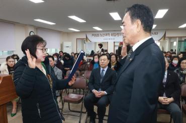 노인대학 입학식의 사진