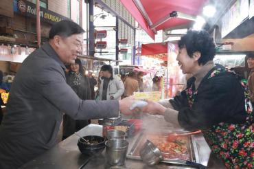 김종훈 동구청장, 설 맞이 전통시장 방문
