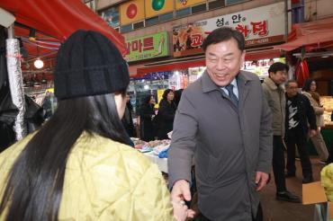 김종훈 동구청장, 설 맞이 전통시장 방문의 사진