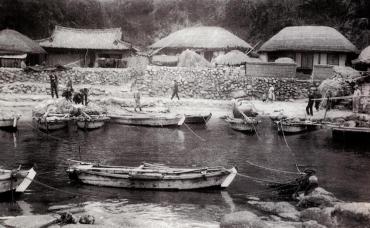 미포만 물양장과 마을 사람들  1964