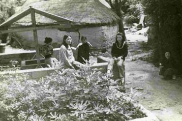 미포만 물양장과 마을 사람들  1964의 사진