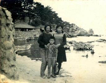 미포만 물양장과 마을 사람들  1964의 사진