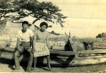 미포만 물양장과 마을 사람들  1964의 사진