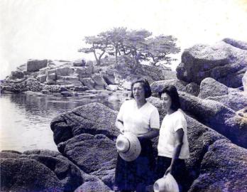 미포만 물양장과 마을 사람들  1964의 사진