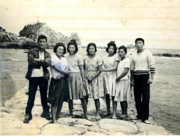 미포만 물양장과 마을 사람들  1964의 사진