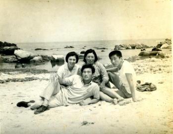 미포만 물양장과 마을 사람들  1964의 사진