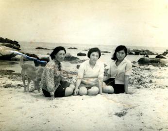 미포만 물양장과 마을 사람들  1964의 사진