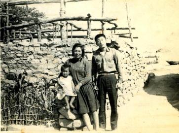 미포만 물양장과 마을 사람들  1964의 사진