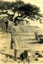 미포만 물양장과 마을 사람들  1964의 사진