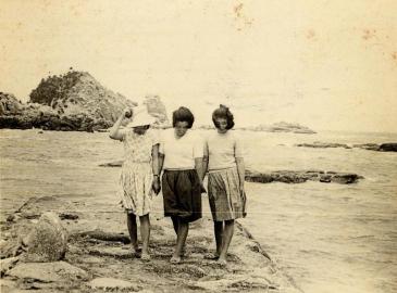 미포만 물양장과 마을 사람들  1964의 사진